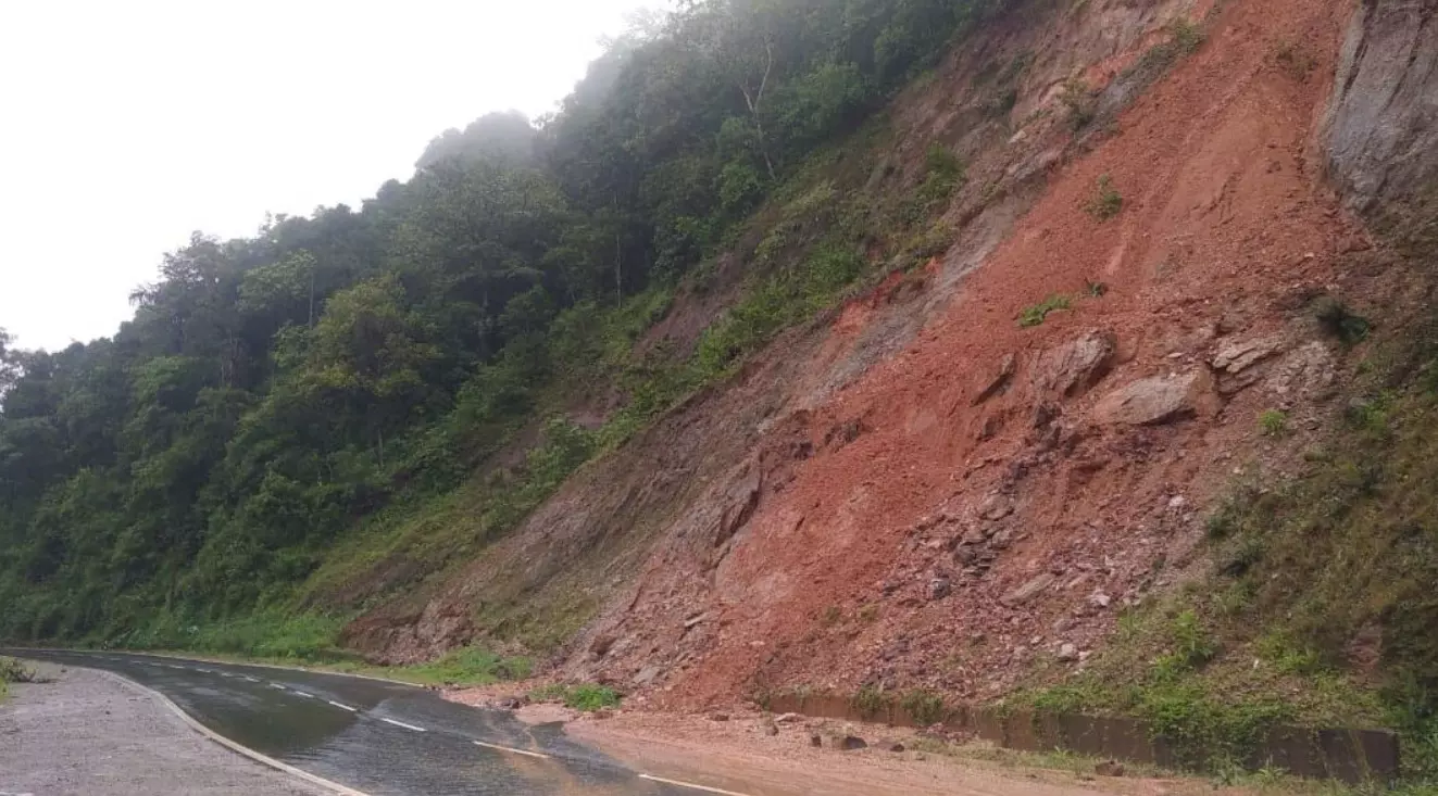 ಮಡಿಕೇರಿ | ಗುಡ್ಡ ಕುಸಿಯುವ ಭೀತಿ : ಸಂಪಾಜೆ ರಸ್ತೆಯಲ್ಲಿ ರಾತ್ರಿ ವಾಹನಗಳ ಸಂಚಾರ ನಿಷೇಧ
