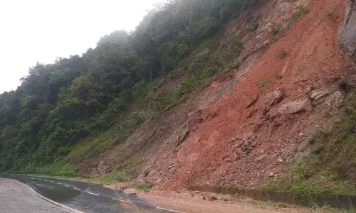 ಮಡಿಕೇರಿ | ಗುಡ್ಡ ಕುಸಿಯುವ ಭೀತಿ : ಸಂಪಾಜೆ ರಸ್ತೆಯಲ್ಲಿ ರಾತ್ರಿ ವಾಹನಗಳ ಸಂಚಾರ ನಿಷೇಧ