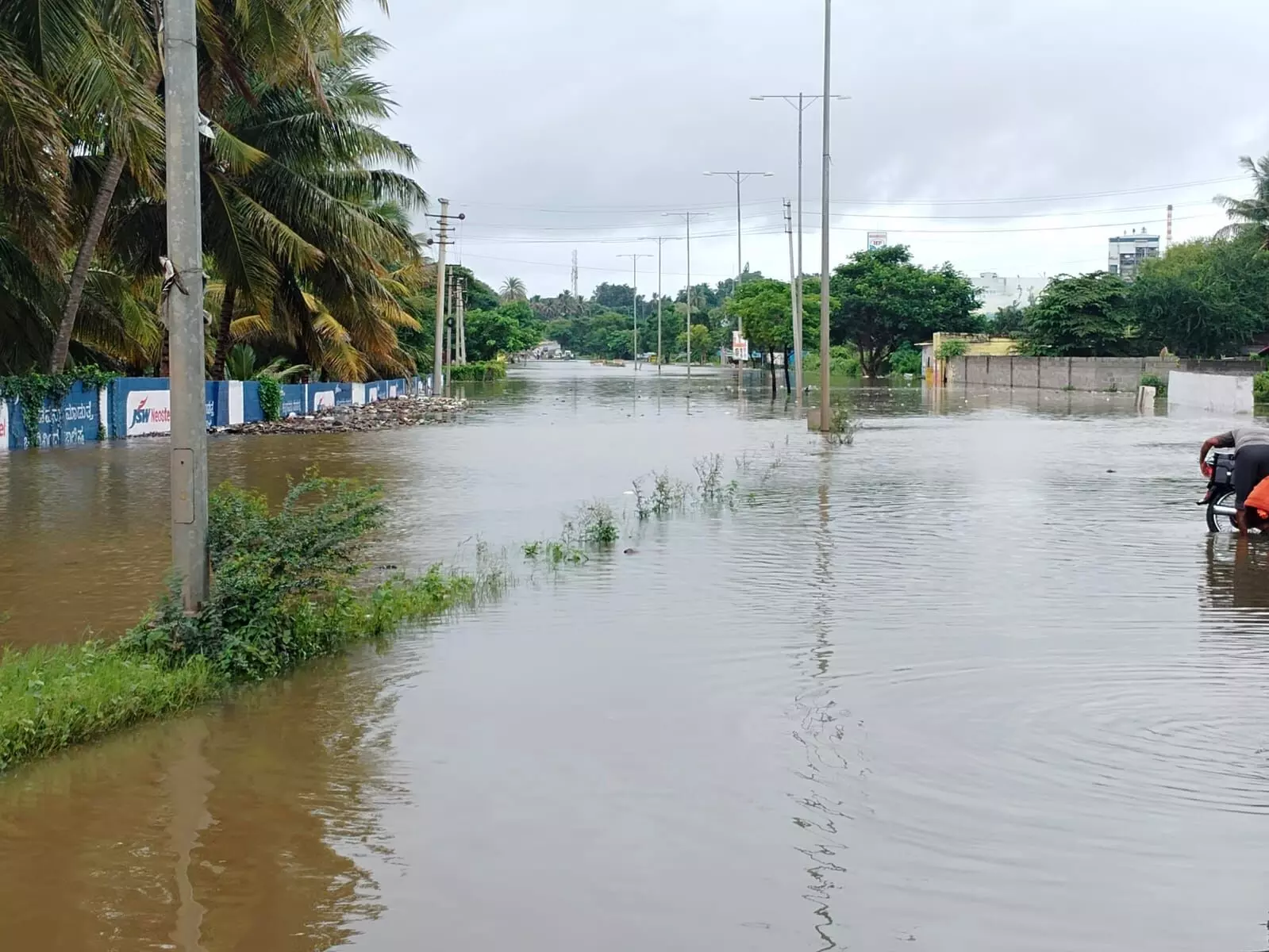 ಕಬಿನಿ ಡ್ಯಾಂನಿಂದ ಹೆಚ್ಚುವರಿ ನೀರು ಬಿಡುಗಡೆ: ಮಲ್ಲನಮೂಲೆಯಲ್ಲಿ ರಾ.ಹೆದ್ದಾರಿ ಜಲಾವೃತ, ರಸ್ತೆ ಸಂಚಾರ ಬಂದ್ ಕಬಿನಿ ಡ್ಯಾಂನಿಂದ ಹೆಚ್ಚುವರಿ ನೀರು ಬಿಡುಗಡೆ: ಮಲ್ಲನಮೂಲೆಯಲ್ಲಿ ರಾ.ಹೆದ್ದಾರಿ ಜಲಾವೃತ, ರಸ್ತೆ ಸಂಚಾರ ಬಂದ್