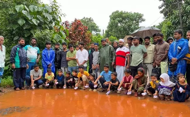 ಮಕ್ಕಳಿಗೆ ದೋಣಿ ಸ್ಪರ್ಧೆ ಏರ್ಪಡಿಸುವ ಮೂಲಕ ರಸ್ತೆ ದುರವಸ್ಥೆ ವಿರುದ್ಧ ಪ್ರತಿಭಟನೆ ಮಕ್ಕಳಿಗೆ ದೋಣಿ ಸ್ಪರ್ಧೆ ಏರ್ಪಡಿಸುವ ಮೂಲಕ ರಸ್ತೆ ದುರವಸ್ಥೆ ವಿರುದ್ಧ ಪ್ರತಿಭಟನೆ