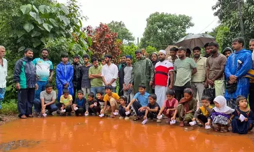 ಮಕ್ಕಳಿಗೆ ದೋಣಿ ಸ್ಪರ್ಧೆ ಏರ್ಪಡಿಸುವ ಮೂಲಕ ರಸ್ತೆ ದುರವಸ್ಥೆ ವಿರುದ್ಧ ಪ್ರತಿಭಟನೆ