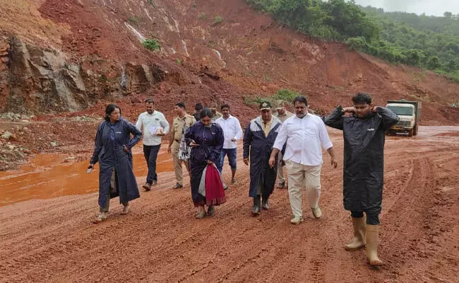 ಅಂಕೋಲಾ: ಗುಡ್ಡ ಕುಸಿತ ಪ್ರಕರಣ; ರಾಡಾರ್ ಮೂಲಕ ವಾಹನ, ಮೃತದೇಹ ಪತ್ತೆ ಕಾರ್ಯಾಚರಣೆ ಅಂಕೋಲಾ: ಗುಡ್ಡ ಕುಸಿತ ಪ್ರಕರಣ; ರಾಡಾರ್ ಮೂಲಕ ವಾಹನ, ಮೃತದೇಹ ಪತ್ತೆ ಕಾರ್ಯಾಚರಣೆ