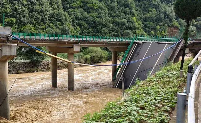 ಚೀನಾ | ಸೇತುವೆ ಕುಸಿದು 11 ಮೃತ್ಯು ; 30 ಮಂದಿ ನಾಪತ್ತೆ ಚೀನಾ | ಸೇತುವೆ ಕುಸಿದು 11 ಮೃತ್ಯು ; 30 ಮಂದಿ ನಾಪತ್ತೆ