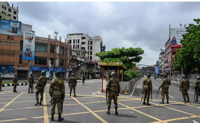 ಬಾಂಗ್ಲಾದೇಶ | ರಾಷ್ಟ್ರವ್ಯಾಪಿ ಕರ್ಫ್ಯೂ ಜಾರಿ, ಸೇನೆ ನಿಯೋಜನೆ ಬಾಂಗ್ಲಾದೇಶ | ರಾಷ್ಟ್ರವ್ಯಾಪಿ ಕರ್ಫ್ಯೂ ಜಾರಿ, ಸೇನೆ ನಿಯೋಜನೆ
