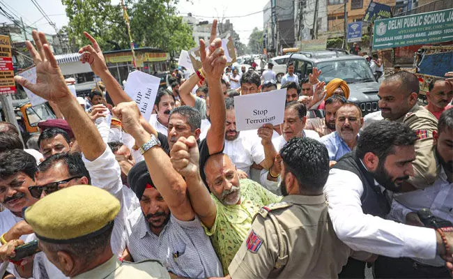 ಜಮ್ಮು | ಲೆಫ್ಟಿನೆಂಟ್ ಗವರ್ನರ್‌ಗೆ ಹೆಚ್ಚಿನ ಅಧಿಕಾರ ; ಕೇಂದ್ರ ಸರಕಾರದ ವಿರುದ್ಧ ಯೂತ್ ಕಾಂಗ್ರೆಸ್ ಪ್ರತಿಭಟನೆ