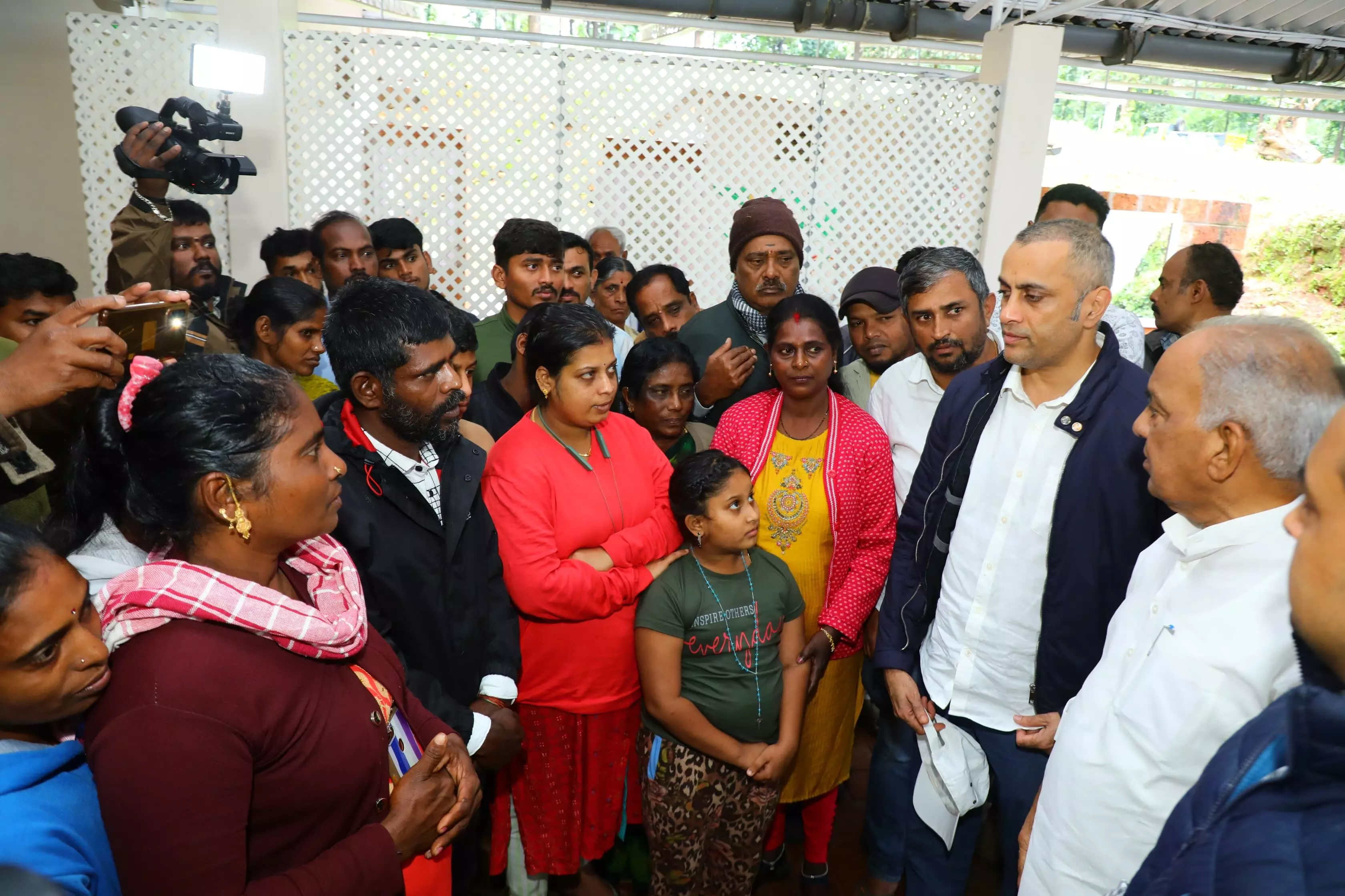 ಪ್ರವಾಹ ಪೀಡಿತ ಪ್ರದೇಶಗಳಿಗೆ ಕೊಡಗು ಜಿಲ್ಲಾ ಉಸ್ತುವಾರಿ ಸಚಿವ ಭೋಸರಾಜು ಭೇಟಿ; ಶೀಘ್ರ ನಿವೇಶನ ನೀಡುವುದಾಗಿ ಭರವಸೆ ಪ್ರವಾಹ ಪೀಡಿತ ಪ್ರದೇಶಗಳಿಗೆ ಕೊಡಗು ಜಿಲ್ಲಾ ಉಸ್ತುವಾರಿ ಸಚಿವ ಭೋಸರಾಜು ಭೇಟಿ; ಶೀಘ್ರ ನಿವೇಶನ ನೀಡುವುದಾಗಿ ಭರವಸೆ