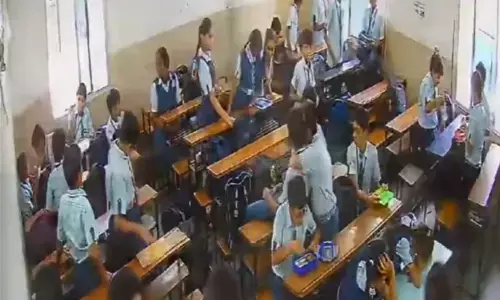 ಗುಜರಾತ್: ‌ಕುಸಿದು ಬಿದ್ದ ಶಾಲೆಯ ಗೋಡೆ; ವಿಡಿಯೋ ವೈರಲ್