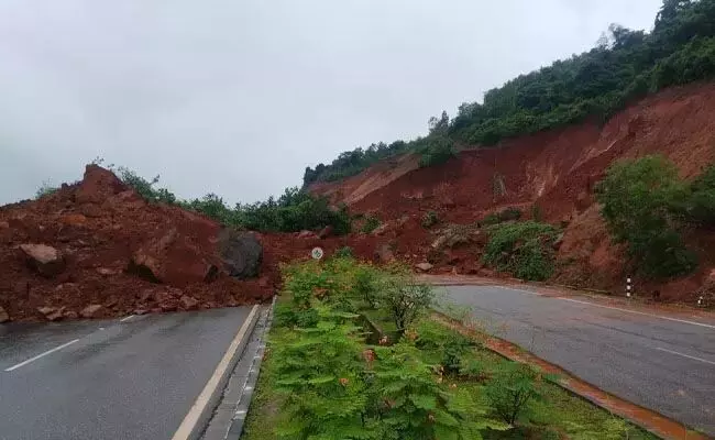 ಅಂಕೋಲಾ ಭೂಕುಸಿತದಲ್ಲಿ ಸಿಲುಕಿಕೊಂಡಿರುವ ಕೇರಳ ನಿವಾಸಿ ಅರ್ಜುನ್ರನ್ನು ರಕ್ಷಿಸಲು ಸೇನೆ ನಿಯೋಜಿಸಲು ಕೋರಿ ಸುಪ್ರೀಂಕೋರ್ಟ್ಗೆ ಅರ್ಜಿ ಅಂಕೋಲಾ ಭೂಕುಸಿತದಲ್ಲಿ ಸಿಲುಕಿಕೊಂಡಿರುವ ಕೇರಳ ನಿವಾಸಿ ಅರ್ಜುನ್ರನ್ನು ರಕ್ಷಿಸಲು ಸೇನೆ ನಿಯೋಜಿಸಲು ಕೋರಿ ಸುಪ್ರೀಂಕೋರ್ಟ್ಗೆ ಅರ್ಜಿ