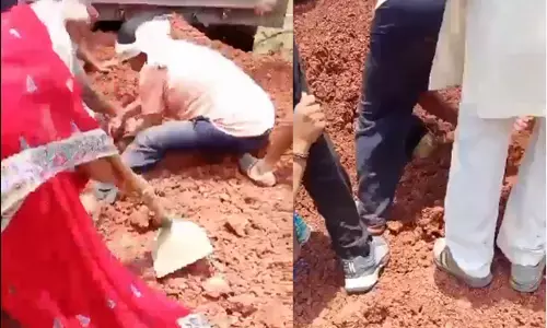 ತಾರಕ್ಕೇರಿದ ಕುಟುಂಬಗಳ ನಡುವೆ ಜಮೀನು ಜಗಳ | ರಸ್ತೆ ಕಾಮಗಾರಿ ತಡೆದಿದ್ದಕ್ಕೆ ಜೀವಂತ ಸಮಾಧಿಗೆ ಯತ್ನ!