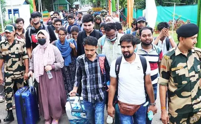 ಹಿಂಸಾಪೀಡಿತ ಬಾಂಗ್ಲಾದಿಂದ ಸ್ವದೇಶಕ್ಕೆ ಮರಳಿದ 4500ಕ್ಕೂ ಅಧಿಕ ಭಾರತೀಯ ವಿದ್ಯಾರ್ಥಿಗಳು ಹಿಂಸಾಪೀಡಿತ ಬಾಂಗ್ಲಾದಿಂದ ಸ್ವದೇಶಕ್ಕೆ ಮರಳಿದ 4500ಕ್ಕೂ ಅಧಿಕ ಭಾರತೀಯ ವಿದ್ಯಾರ್ಥಿಗಳು
