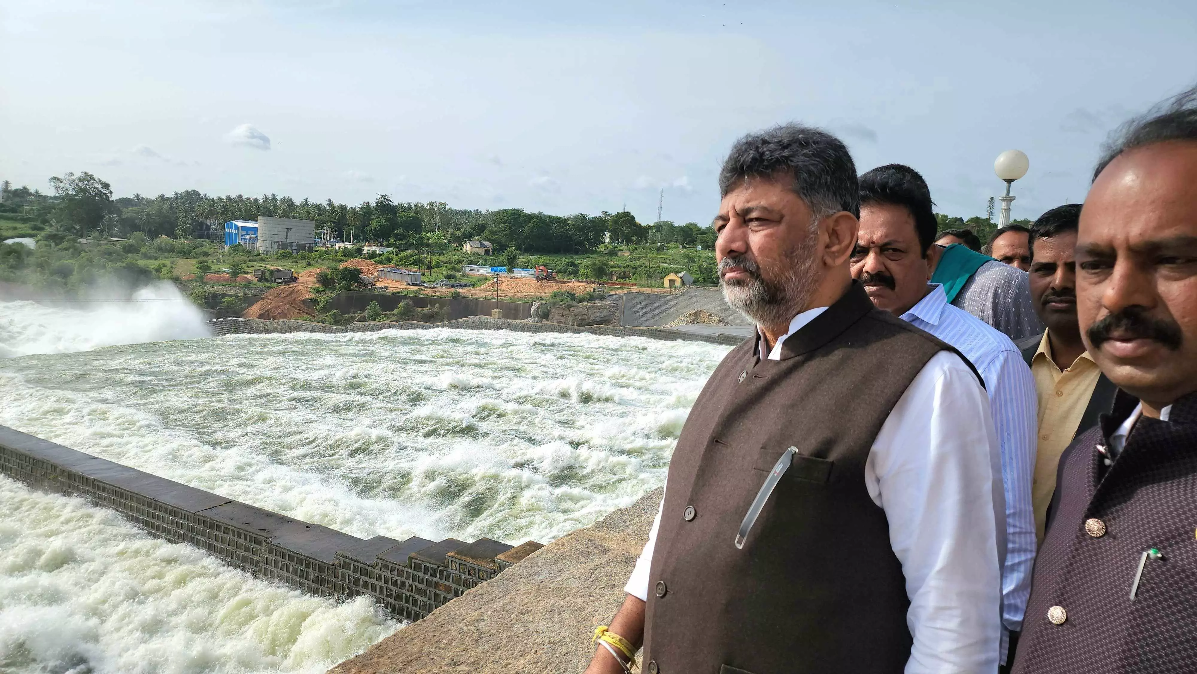 ಮಂಡ್ಯ: ಕೆಆರ್ ಎಸ್ ಅಣೆಕಟ್ಟೆಗೆ ಡಿಸಿಎಂ ಡಿಕೆಶಿ ಭೇಟಿ ಮಂಡ್ಯ: ಕೆಆರ್ ಎಸ್ ಅಣೆಕಟ್ಟೆಗೆ ಡಿಸಿಎಂ ಡಿಕೆಶಿ ಭೇಟಿ