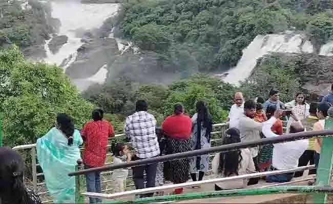 ಕೊರೆಯುವ ಚಳಿಯ ನಡುವೆ ಜಲಪಾತ ವೀಕ್ಷಣೆಗೆ ಪ್ರವಾಸಿಗರ ಲಗ್ಗೆ