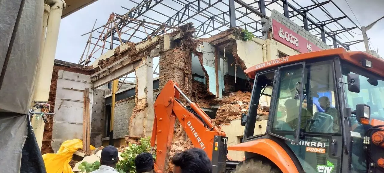 ಮೈಸೂರು | ಥಿಯೇಟರ್ನ ಗೋಡೆ ಕುಸಿತ : ನಾಲ್ವರಿಗೆ ಗಾಯ ಮೈಸೂರು | ಥಿಯೇಟರ್ನ ಗೋಡೆ ಕುಸಿತ : ನಾಲ್ವರಿಗೆ ಗಾಯ