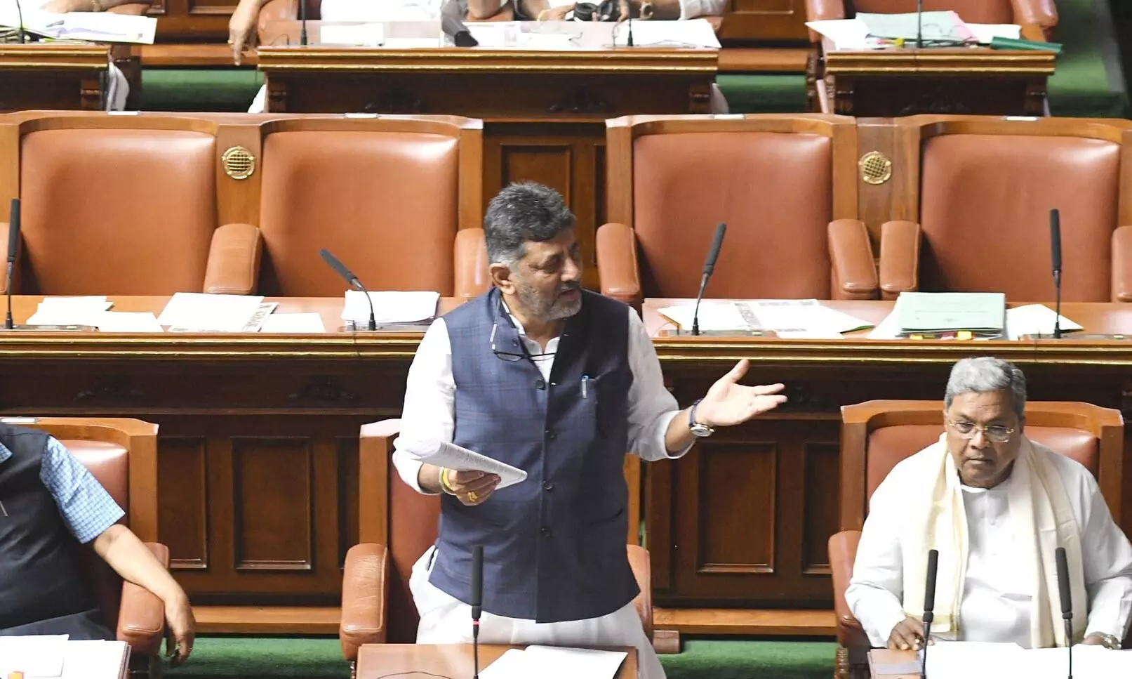 ಪಂಚೆಯುಟ್ಟ ರೈತನ ಪ್ರವೇಶಕ್ಕೆ ನಿರ್ಬಂಧ ಪ್ರಕರಣ | ರಾಜ್ಯದಲ್ಲಿ ಮಾಲ್‍ಗಳಿಗೆ ಹೊಸ ಮಾರ್ಗಸೂಚಿ : ಡಿ.ಕೆ.ಶಿವಕುಮಾರ್