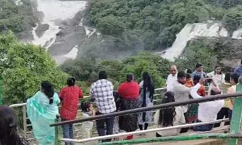 ಕೊರೆಯುವ ಚಳಿಯ ನಡುವೆ ಜಲಪಾತ ವೀಕ್ಷಣೆಗೆ ಪ್ರವಾಸಿಗರ ಲಗ್ಗೆ