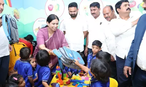 ಅಂಗನವಾಡಿ ಕೇಂದ್ರದಲ್ಲಿ L.K.G, UKG ತರಗತಿಗಳಿಗೆ ಸಚಿವೆ ಲಕ್ಷ್ಮೀ ಹೆಬ್ಬಾಳ್ಕರ್‌ ಚಾಲನೆ