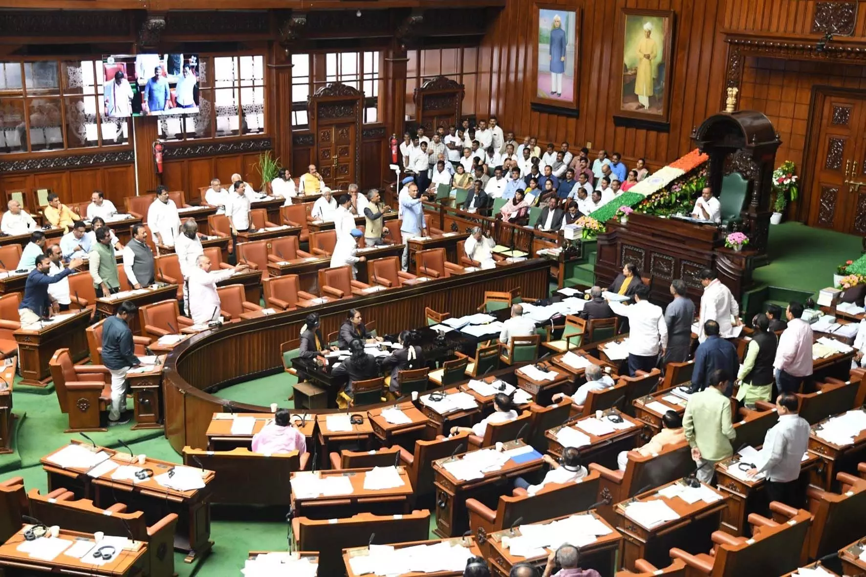 ಅಧಿವೇಶನ | ತುರ್ತುಪರಿಸ್ಥಿತಿ, ‘ಗೂಂಡಾ’ ಗದ್ದಲ : ಕಲಾಪ ಮುಂದೂಡಿಕೆ ಅಧಿವೇಶನ | ತುರ್ತುಪರಿಸ್ಥಿತಿ, ‘ಗೂಂಡಾ’ ಗದ್ದಲ : ಕಲಾಪ ಮುಂದೂಡಿಕೆ