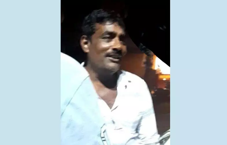 ಮುಲ್ಕಿ: ಮೀನು ವ್ಯಾಪಾರ ಮಾಡುತ್ತಿದ್ದ ವೇಳೆ ಕುಸಿದುಬಿದ್ದು ವ್ಯಾಪಾರಿ ಮೃತ್ಯು ಮುಲ್ಕಿ: ಮೀನು ವ್ಯಾಪಾರ ಮಾಡುತ್ತಿದ್ದ ವೇಳೆ ಕುಸಿದುಬಿದ್ದು ವ್ಯಾಪಾರಿ ಮೃತ್ಯು