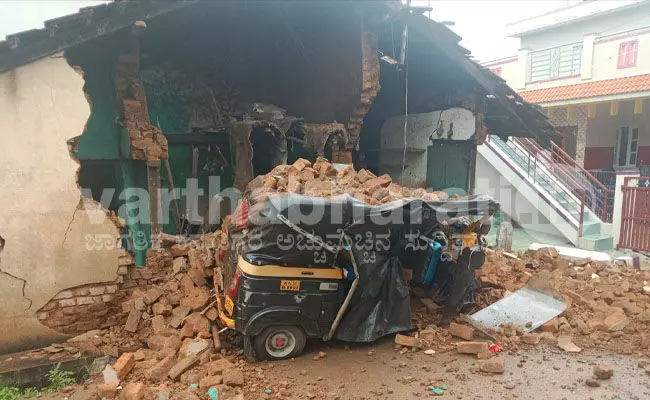 ಚಿಕ್ಕಮಗಳೂರು: ಭಾರೀ ಗಾಳಿಗೆ ಮನೆ ಗೋಡೆ ಕುಸಿತ; ಆಟೋ ಗೆ ಹಾನಿ