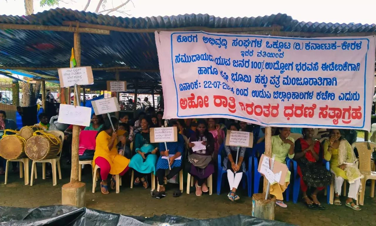 3ನೇ ದಿನದಲ್ಲಿ ಮುಂದುವರಿದ ಕೊರಗರ ಅಹೋರಾತ್ರಿ ಧರಣಿ: ಸ್ಥಳದಲ್ಲಿ ಬುಟ್ಟಿ ತಯಾರಿಕೆಯಲ್ಲಿ ತೊಡಗಿದ ಮಹಿಳೆಯರು