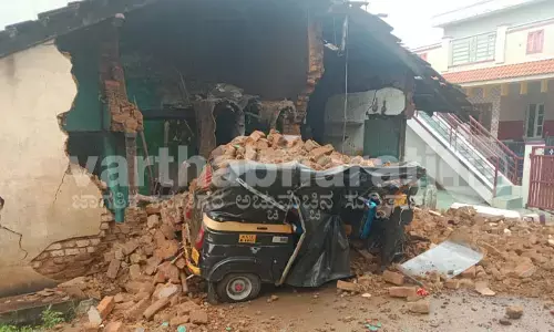 ಚಿಕ್ಕಮಗಳೂರು: ಭಾರೀ ಗಾಳಿಗೆ ಮನೆ ಗೋಡೆ ಕುಸಿತ; ಆಟೋ ಗೆ ಹಾನಿ