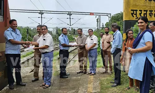 ರೈಲ್ವೆ ಹಳಿ ಮೇಲೆ ಬಿದ್ದ ಮರ: ಲೋಕೊ ಪೈಲಟ್ ಗಳ ಸಮಯ ಪ್ರಜ್ಞೆಯಿಂದ ತಪ್ಪಿದ ಅನಾಹುತ