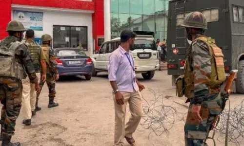 ಭದ್ರತೆಗೆ ಅಪಾಯ ಎಂದು ಹೇಳಿ ಇಬ್ಬರು ಪೊಲೀಸರ ಸಹಿತ ನಾಲ್ಕು ಸರ್ಕಾರಿ ಉದ್ಯೋಗಿಗಳನ್ನು ವಜಾಗೊಳಿಸಿದ ಜಮ್ಮು ಕಾಶ್ಮೀರ ಆಡಳಿತ