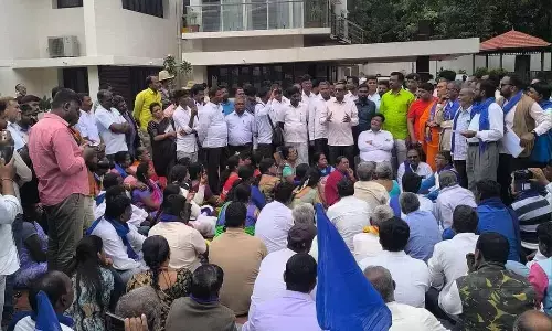 ಪರಿಶಿಷ್ಟರಿಗೆ ಮೀಸಲಿಟ್ಟ ಹಣ ಗ್ಯಾರೆಂಟಿಗಳಿಗೆ ಬಳಸಬೇಡಿ : ಸಚಿವ ಮಹದೇವಪ್ಪ ನಿವಾಸಕ್ಕೆ ದಲಿತ ಮುಖಂಡರ ಮುತ್ತಿಗೆ