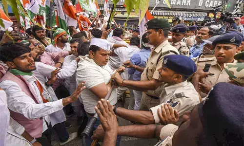 ಪಾಟ್ನಾದಲ್ಲಿ ಯುವ ಕಾಂಗ್ರೆಸ್ ಪ್ರತಿಭಟನೆಯ ವೇಳೆ ಪೊಲೀಸರಿಂದ ಲಾಠಿ ಚಾರ್ಜ್ | ಯುವ ಕಾಂಗ್ರೆಸ್ ರಾಷ್ಟ್ರಾಧ್ಯಕ್ಷ ಬಿ ವಿ ಶ್ರೀನಿವಾಸ್ ಸೇರಿದಂತೆ ಹಲವರಿಗೆ ಗಾಯ