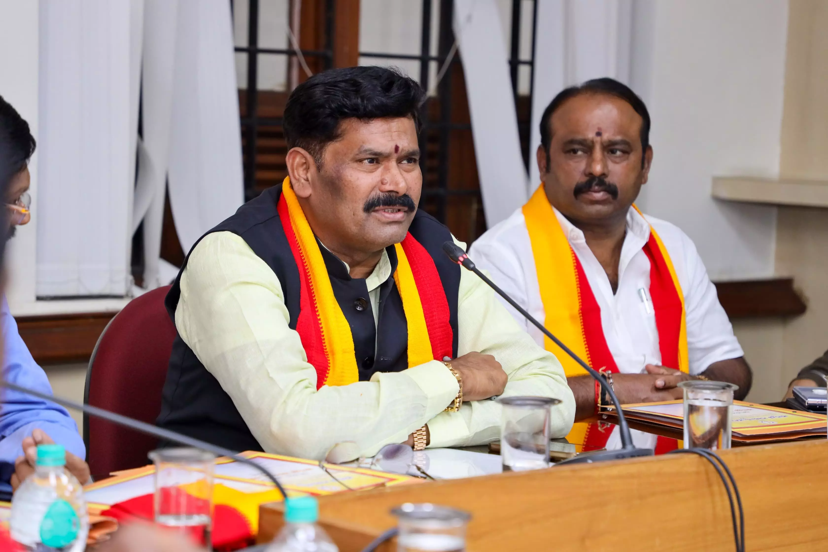 ಕನ್ನಡ ಸಾಹಿತ್ಯ ಸಮ್ಮೇಳನ | ಎಲ್ಲ ಕಾರ್ಯಕ್ರಮಗಳಲ್ಲೂ ‘ಸುವರ್ಣ ಸಂಭ್ರಮ’ ಲಾಂಛನ ಬಳಸಲು ಸೂಚನೆ ಕನ್ನಡ ಸಾಹಿತ್ಯ ಸಮ್ಮೇಳನ | ಎಲ್ಲ ಕಾರ್ಯಕ್ರಮಗಳಲ್ಲೂ ‘ಸುವರ್ಣ ಸಂಭ್ರಮ’ ಲಾಂಛನ ಬಳಸಲು ಸೂಚನೆ