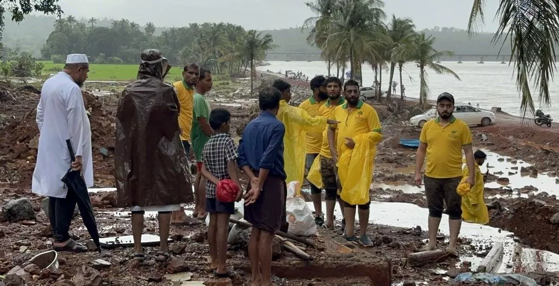 ಅಂಕೋಲಾ ಗುಡ್ಡ ಕುಸಿತ ಪ್ರಕರಣ| ಹಾನಿಗೊಳಗಾದ ಕುಟುಂಬಗಳಿಗೆ HRS ನಿಂದ ನೆರವು ಅಂಕೋಲಾ ಗುಡ್ಡ ಕುಸಿತ ಪ್ರಕರಣ| ಹಾನಿಗೊಳಗಾದ ಕುಟುಂಬಗಳಿಗೆ HRS ನಿಂದ ನೆರವು