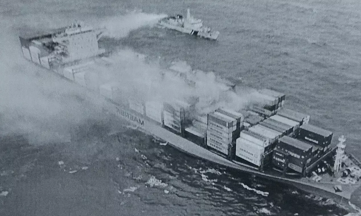 ರಾಜ್ಯ ಕರಾವಳಿಯಲ್ಲಿ ಕಾರ್ಗೊ ಶಿಪ್‌ಗೆ ಬೆಂಕಿ; ಸುರತ್ಕಲ್ ಬಳಿ ಲಂಗರು