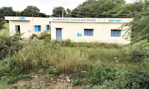 ಅಂಬೇಡ್ಕರ್ ಭವನ ಸಾರ್ವಜನಿಕರ ಬಳಕೆಗೆ ಒದಗಿಸಲು ಗ್ರಾಮಸ್ಥರ ಆಗ್ರಹ