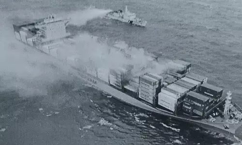 ರಾಜ್ಯ ಕರಾವಳಿಯಲ್ಲಿ ಕಾರ್ಗೊ ಶಿಪ್‌ಗೆ ಬೆಂಕಿ; ಸುರತ್ಕಲ್ ಬಳಿ ಲಂಗರು