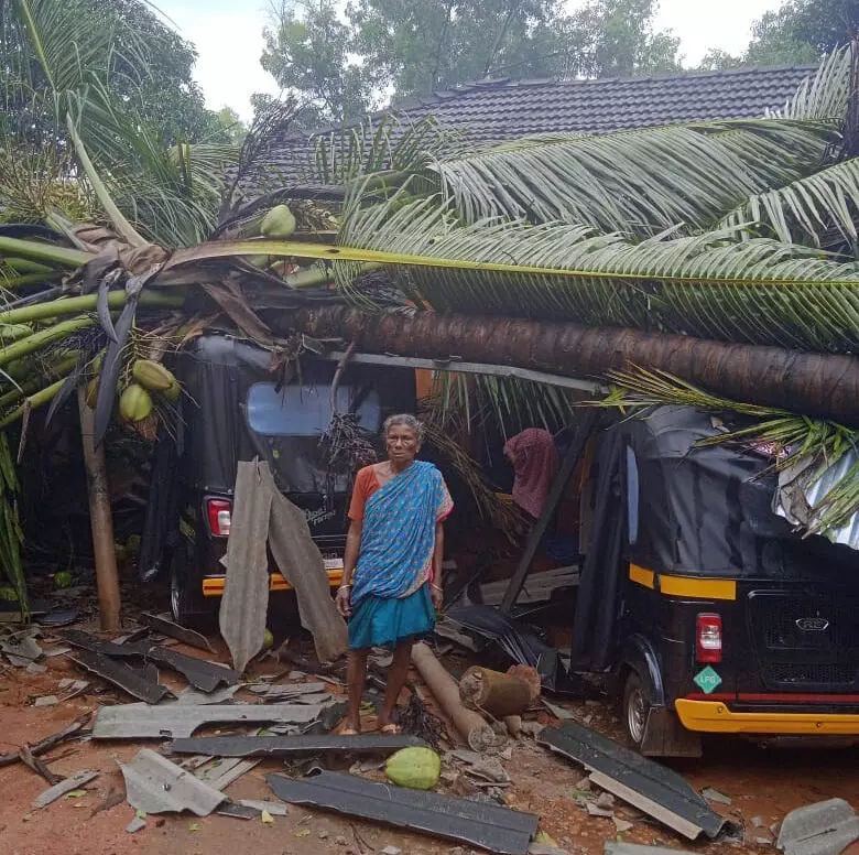 ಹಿರಿಯಡ್ಕದಲ್ಲಿ ಸುಂಟರಗಾಳಿ: ಮರ ಬಿದ್ದು ಮನೆ, ಎರಡು ರಿಕ್ಷಾಗಳಿಗೆ ಹಾನಿ
