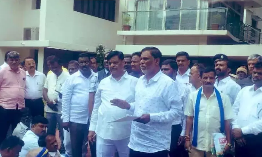 ಪಿಟಿಸಿಎಲ್ ಕಾಯ್ದೆ ತಿದ್ದುಪಡಿಯಲ್ಲಿ ನ್ಯಾಯ ಸಿಗುತ್ತಿಲ್ಲ : ಸಚಿವ ಮಹದೇವಪ್ಪ ನಿವಾಸಕ್ಕೆ ಪರಿಶಿಷ್ಟ ಜಾತಿಗಳ ಒಕ್ಕೂಟದ ಮುಖಂಡರ ಮುತ್ತಿಗೆ