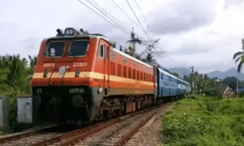 ಭೂಕುಸಿತ, ರೈಲ್ವೆ ಹಳಿ ಮೇಲೆ ಬಿದ್ದ ಮರ: ಗೋವಾ-ಕರ್ನಾಟಕ ಮಾರ್ಗದ ರೈಲು ಸಂಚಾರ ವ್ಯತ್ಯಯ