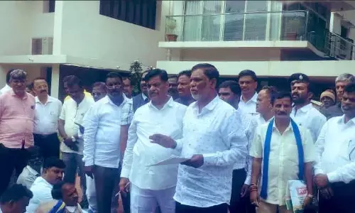 ಪಿಟಿಸಿಎಲ್ ಕಾಯ್ದೆ ತಿದ್ದುಪಡಿಯಲ್ಲಿ ನ್ಯಾಯ ಸಿಗುತ್ತಿಲ್ಲ : ಸಚಿವ ಮಹದೇವಪ್ಪ ನಿವಾಸಕ್ಕೆ ಪರಿಶಿಷ್ಟ ಜಾತಿಗಳ ಒಕ್ಕೂಟದ ಮುಖಂಡರ ಮುತ್ತಿಗೆ