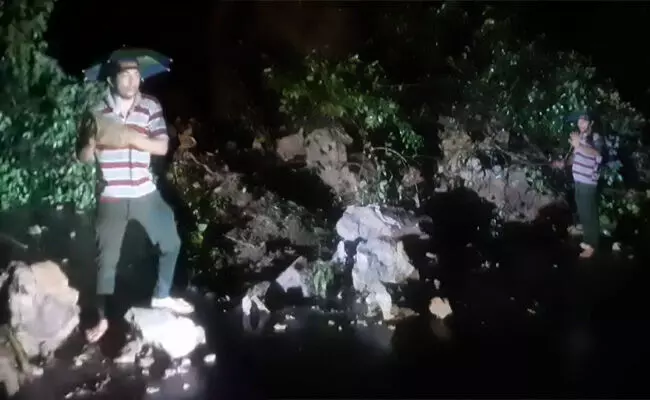 ಭಾರೀ ಮಳೆಗೆ ಚಾರ್ಮಾಡಿ ಘಾಟ್‌ ನಲ್ಲಿ ಗುಡ್ಡ ಕುಸಿತ; ಟ್ರಾಫಿಕ್ ಜಾಮ್