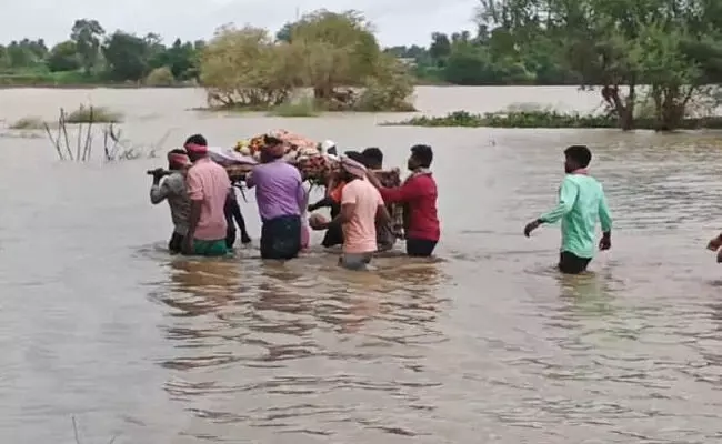 ಹರಿಹರ: ನೆರೆ ನೀರಿನಿಂದ ಜಲಾವೃತವಾದ ಸ್ಮಶಾನ; ಗುಡ್ಡದ ಮೇಲೆ ಅಂತ್ಯಕ್ರಿಯೆ ನಡೆಸಿದ ಗ್ರಾಮಸ್ಥರು ಹರಿಹರ: ನೆರೆ ನೀರಿನಿಂದ ಜಲಾವೃತವಾದ ಸ್ಮಶಾನ; ಗುಡ್ಡದ ಮೇಲೆ ಅಂತ್ಯಕ್ರಿಯೆ ನಡೆಸಿದ ಗ್ರಾಮಸ್ಥರು