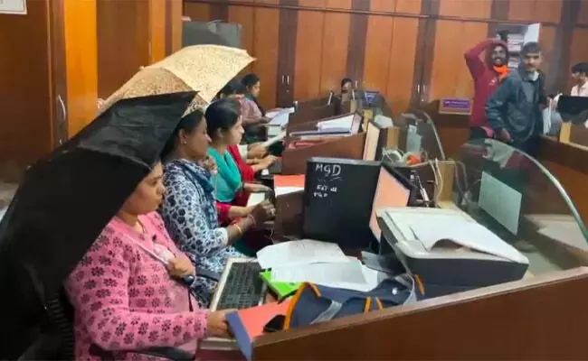 ಹಾವೇರಿ: ತಹಶೀಲ್ದಾರ್ ಕಚೇರಿಯ ಮೇಲ್ಛಾವಣಿ ಸೋರಿಕೆ; ಕೊಡೆ ಹಿಡಿದು ಕರ್ತವ್ಯ ನಿರ್ವಹಿಸುತ್ತಿರುವ ಸಿಬ್ಬಂದಿ