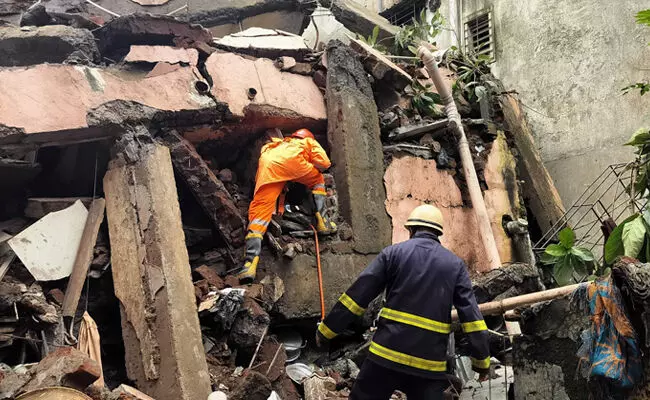 ಮುಂಬೈ| ನಾಲ್ಕು ಅಂತಸ್ತಿನ ಕಟ್ಟಡ ಕುಸಿತ: ಇಬ್ಬರ ರಕ್ಷಣೆ, ಅವಶೇಷಗಳಡಿಯಲ್ಲಿ ಇನ್ನೂ ಮೂವರು ಸಿಲುಕಿಕೊಂಡಿರುವ ಶಂಕೆ ಮುಂಬೈ| ನಾಲ್ಕು ಅಂತಸ್ತಿನ ಕಟ್ಟಡ ಕುಸಿತ: ಇಬ್ಬರ ರಕ್ಷಣೆ, ಅವಶೇಷಗಳಡಿಯಲ್ಲಿ ಇನ್ನೂ ಮೂವರು ಸಿಲುಕಿಕೊಂಡಿರುವ ಶಂಕೆ