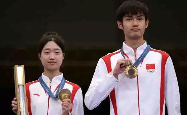 ಶೂಟಿಂಗ್ನಲ್ಲಿ ಚಿನ್ನ ಗೆದ್ದ ಚೀನಾ | ಪದಕ ಬೇಟೆ ಆರಂಭ ಶೂಟಿಂಗ್ನಲ್ಲಿ ಚಿನ್ನ ಗೆದ್ದ ಚೀನಾ | ಪದಕ ಬೇಟೆ ಆರಂಭ