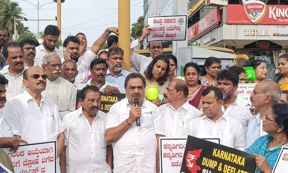 ಮಂಗಳೂರು: ಕೇಂದ್ರ ಸರಕಾರದ ಧೋರಣೆಯ ವಿರುದ್ಧ ಕಾಂಗ್ರೆಸ್‌ನಿಂದ ಚೊಂಬು ಹಿಡಿದು ಪ್ರತಿಭಟನೆ