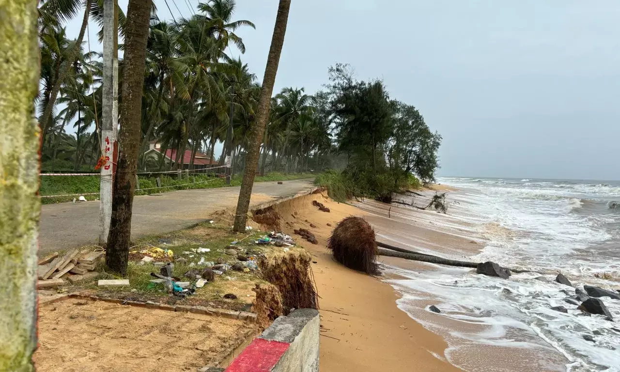ನಡಿಪಟ್ಣ ಕಡಲ್ಕೊರೆತ: ಬ್ಲೂಫ್ಲ್ಯಾಗ್‌ ಬೀಚ್ ರಸ್ತೆ ಬಂದ್; ಪ್ರವೇಶ ನಿಷೇಧ