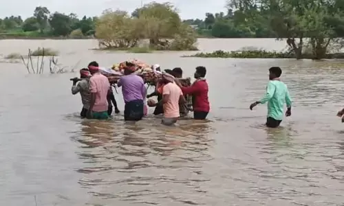 ಹರಿಹರ: ನೆರೆ ನೀರಿನಿಂದ ಜಲಾವೃತವಾದ ಸ್ಮಶಾನ; ಗುಡ್ಡದ ಮೇಲೆ ಅಂತ್ಯಕ್ರಿಯೆ ನಡೆಸಿದ ಗ್ರಾಮಸ್ಥರು