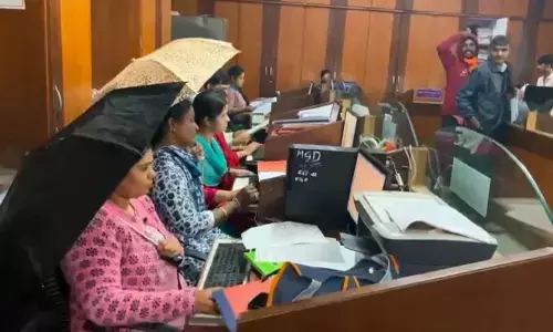 ಹಾವೇರಿ: ತಹಶೀಲ್ದಾರ್ ಕಚೇರಿಯ ಮೇಲ್ಛಾವಣಿ ಸೋರಿಕೆ; ಕೊಡೆ ಹಿಡಿದು ಕರ್ತವ್ಯ ನಿರ್ವಹಿಸುತ್ತಿರುವ ಸಿಬ್ಬಂದಿ