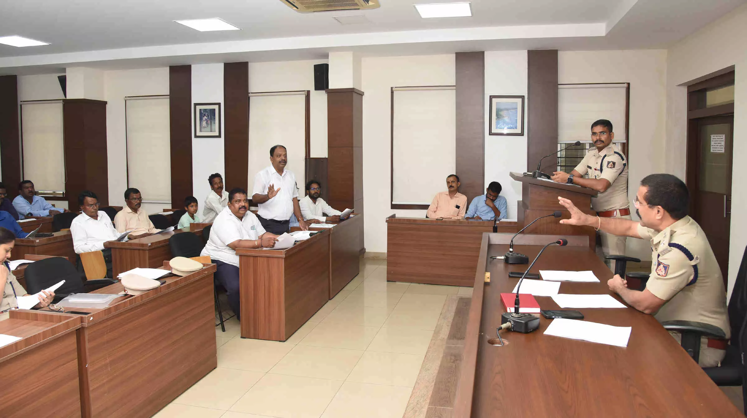 ಆಟಿಕಳೆಂಜದ ಹೆಸರಿನಲ್ಲಿ ವಂಚನೆ| ದೂರು ದಾಖಲಿಸಲು ನಿರಾಕರಿಸಿದರೆ ಪೊಲೀಸರ ವಿರುದ್ಧ ಕ್ರಮ: ಡಿಸಿಪಿ ಎಚ್ಚರಿಕೆ ಆಟಿಕಳೆಂಜದ ಹೆಸರಿನಲ್ಲಿ ವಂಚನೆ| ದೂರು ದಾಖಲಿಸಲು ನಿರಾಕರಿಸಿದರೆ ಪೊಲೀಸರ ವಿರುದ್ಧ ಕ್ರಮ: ಡಿಸಿಪಿ ಎಚ್ಚರಿಕೆ