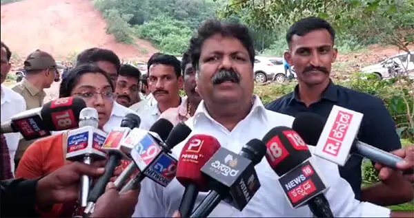 ಶಿರೂರಿನಲ್ಲಿ ಗುಡ್ಡ ಕುಸಿತ| ಕಾರ್ಯಾಚರಣೆಯನ್ನು ಸದ್ಯಕ್ಕೆ ಸ್ಥಗಿತಗೊಳಿಸಲು ತೀರ್ಮಾನ: ಸಚಿವ ಮಂಕಾಳ್ ವೈದ್ಯ ಶಿರೂರಿನಲ್ಲಿ ಗುಡ್ಡ ಕುಸಿತ| ಕಾರ್ಯಾಚರಣೆಯನ್ನು ಸದ್ಯಕ್ಕೆ ಸ್ಥಗಿತಗೊಳಿಸಲು ತೀರ್ಮಾನ: ಸಚಿವ ಮಂಕಾಳ್ ವೈದ್ಯ