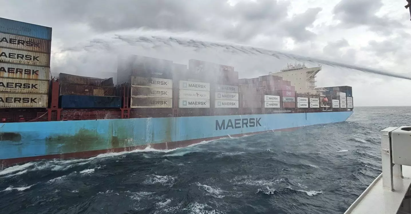 ಕಾರ್ಗೋ ಶಿಪ್ನಲ್ಲಿ ಬೆಂಕಿ: 10ನೇ ದಿನ ಪ್ರವೇಶಿಸಿದ ‘ಆಪರೇಷನ್ ಸಹಾಯತಾ’ ಕಾರ್ಗೋ ಶಿಪ್ನಲ್ಲಿ ಬೆಂಕಿ: 10ನೇ ದಿನ ಪ್ರವೇಶಿಸಿದ ‘ಆಪರೇಷನ್ ಸಹಾಯತಾ’